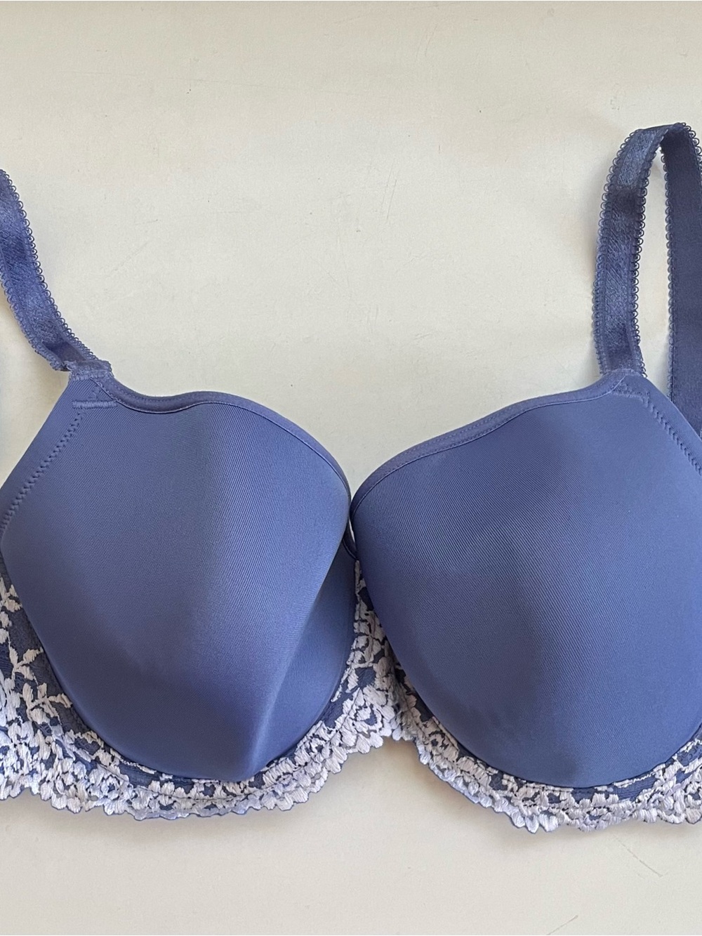 Wacoal Smooth Molded Bra in Periwinkle Blue with White Lace Sz 38D